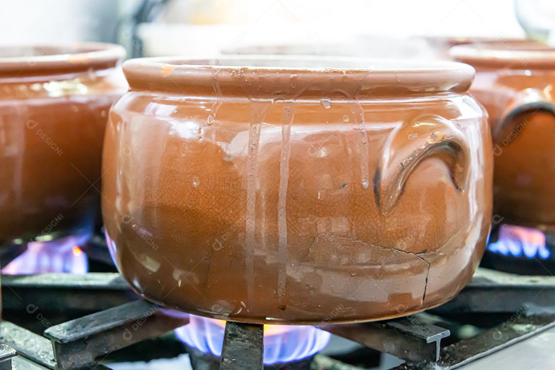 Pote de cerâmica com feijoada, comida típica brasileira. Em um restaurante no Brasil JPG