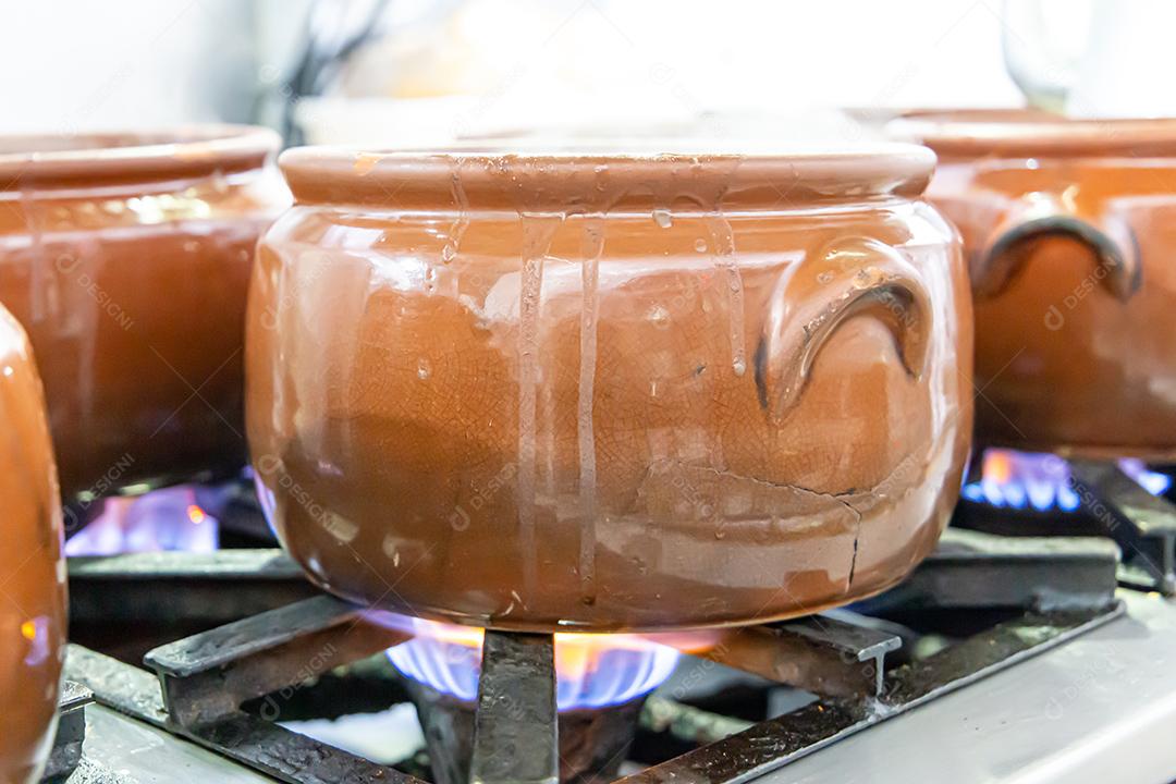 Pote de cerâmica com feijoada, comida típica brasileira. Em um restaurante no Brasil JPG