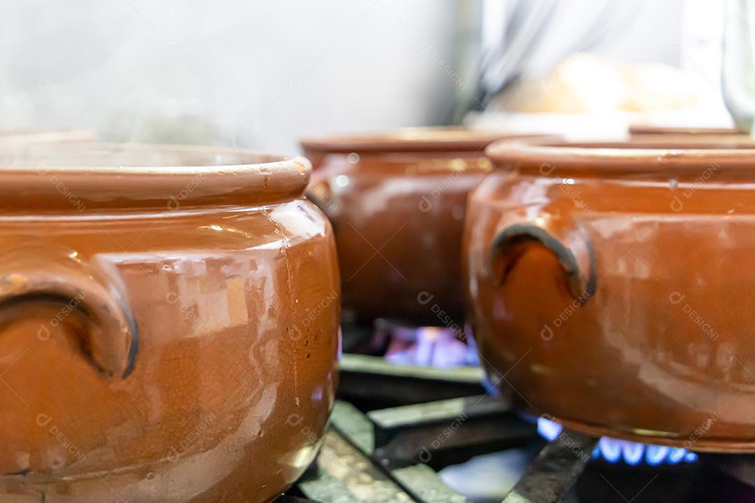 Pote de cerâmica com feijoada, comida típica brasileira. Em um restaurante no Brasil JPG
