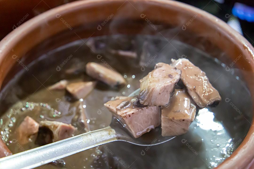 Pote de cerâmica com feijoada, comida típica brasileira. Em um restaurante no Brasil JPG