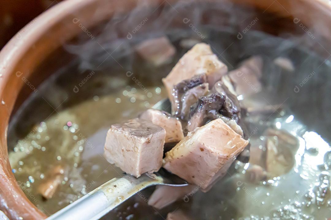 Pote de cerâmica com feijoada, comida típica brasileira. Em um restaurante no Brasil JPG