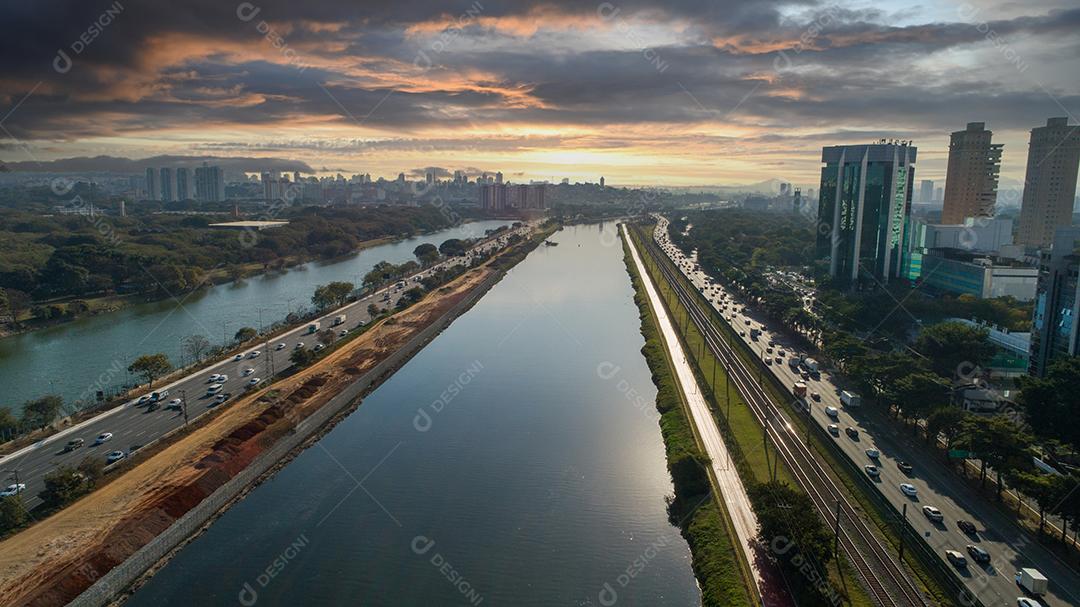 Vista da Marginal Pinheiros com o rio Pinheiros e prédios modernos em São Paulo JPG