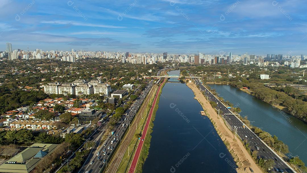 Vista da Marginal Pinheiros com o rio Pinheiros e prédios modernos em São Paulo JPG