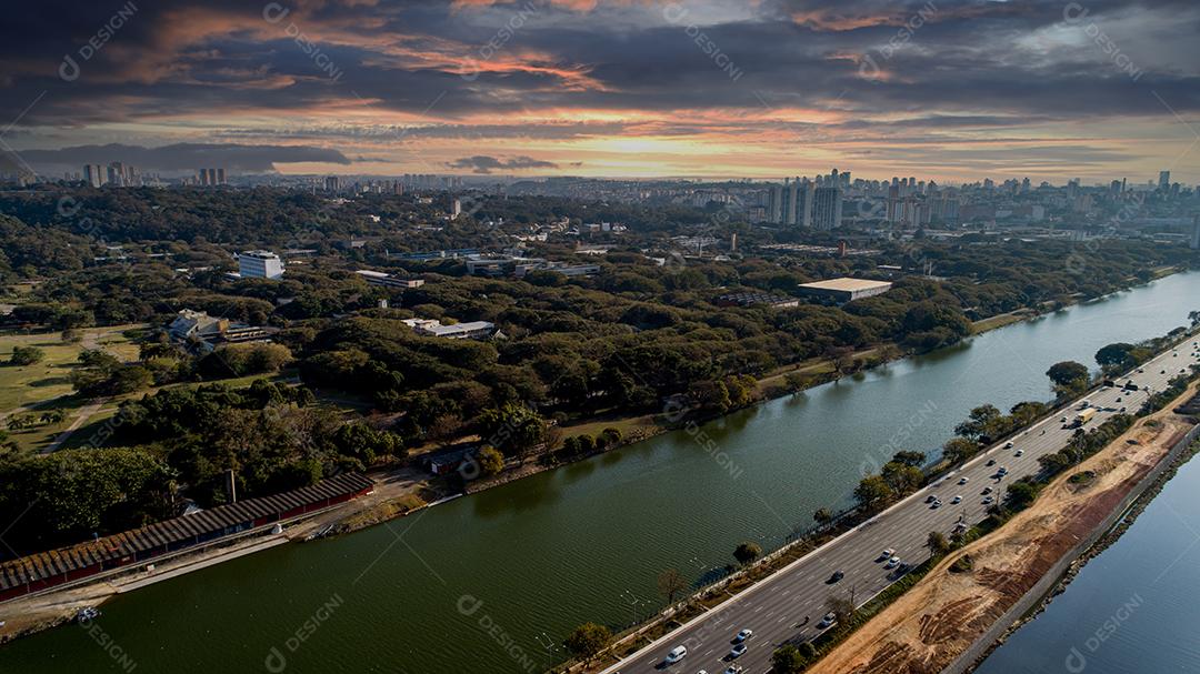 Vista da Marginal Pinheiros com o rio Pinheiros e prédios modernos em São Paulo JPG