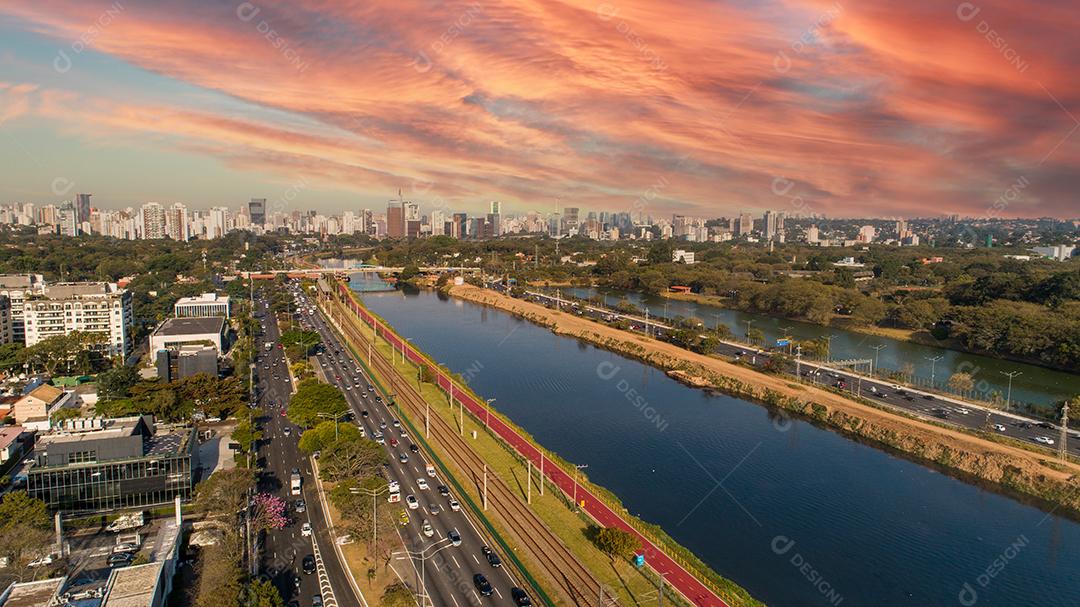 Vista da Marginal Pinheiros com o rio Pinheiros e prédios modernos em São Paulo JPG