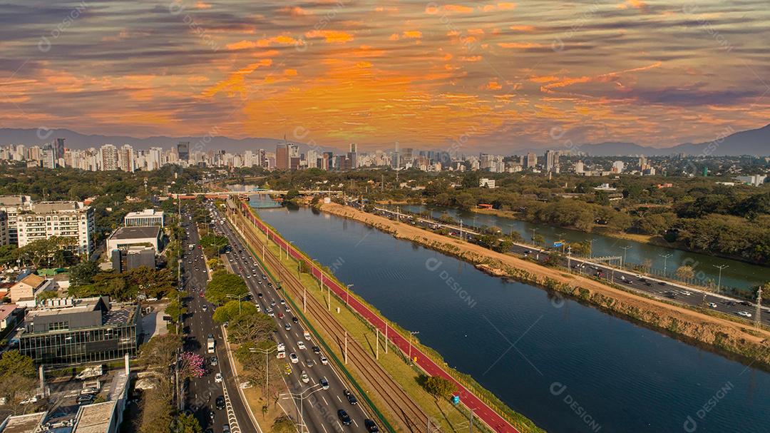 Vista da Marginal Pinheiros com o rio Pinheiros e prédios modernos em São Paulo JPG