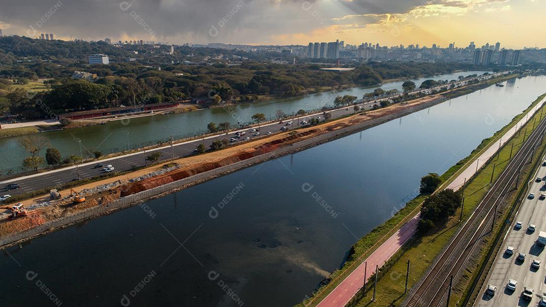Vista da Marginal Pinheiros com o rio Pinheiros e prédios modernos em São Paulo JPG