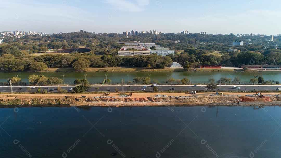 Vista da Marginal Pinheiros com o rio Pinheiros e prédios modernos em São Paulo JPG