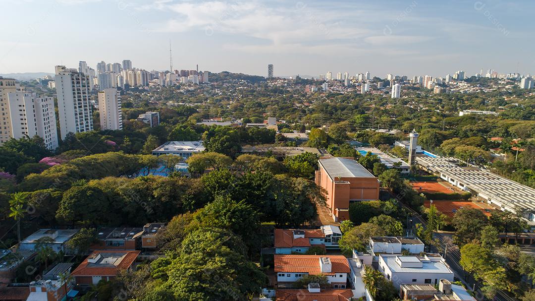 Vista aérea da área nobre de Pinheiros, São Paulo, Brasil. Com muitas árvores e edifícios modernos  JPG