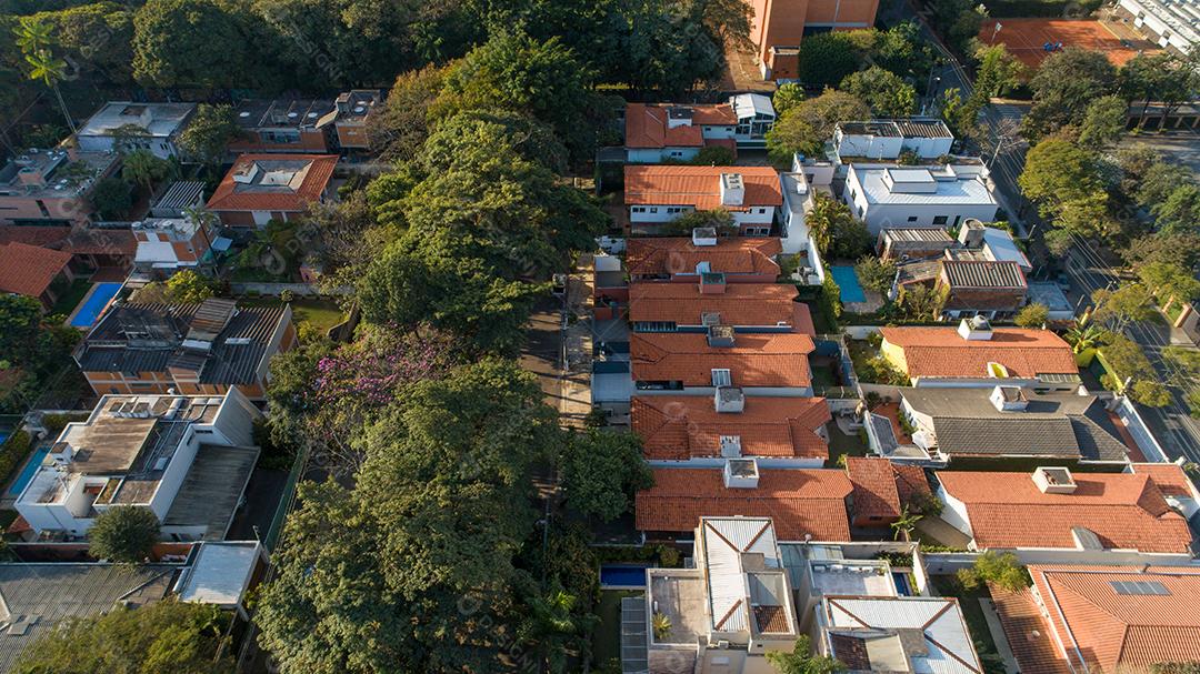 Vista aérea da área nobre de Pinheiros, São Paulo, Brasil. Com muitas árvores e edifícios modernos  JPG