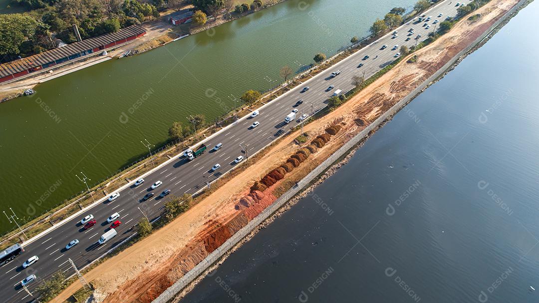 Vista da Marginal Pinheiros com o rio Pinheiros e prédios modernos em São Paulo, Brasil. Com local para fazer exercícios aquáticos em São Paulo JPG
