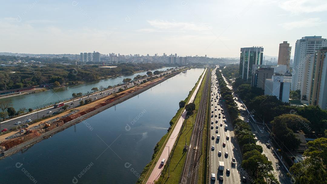 Vista aérea da área nobre de Pinheiros, São Paulo, Brasil. Com muitas árvores e edifícios modernos  JPG