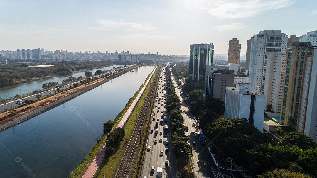 Vista aérea da área nobre de Pinheiros, São Paulo, Brasil. Com muitas árvores e edifícios modernos  JPG