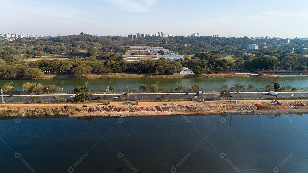 Vista da Marginal Pinheiros com o rio Pinheiros e prédios modernos em São Paulo JPG