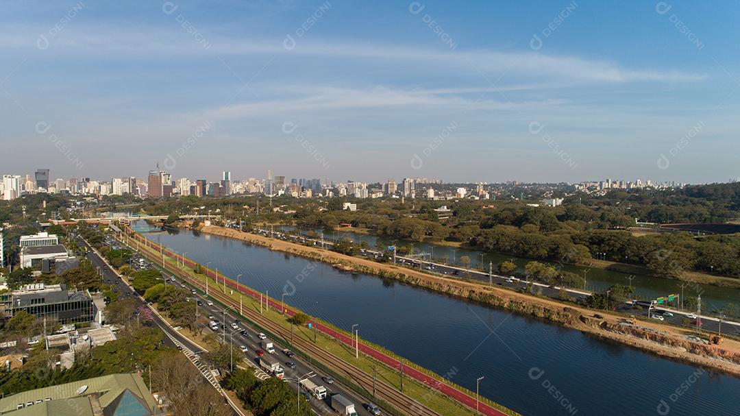 Vista da Marginal Pinheiros com o rio Pinheiros e prédios modernos em São Paulo JPG