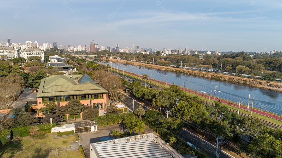 Vista da Marginal Pinheiros com o rio Pinheiros e prédios modernos em São Paulo JPG