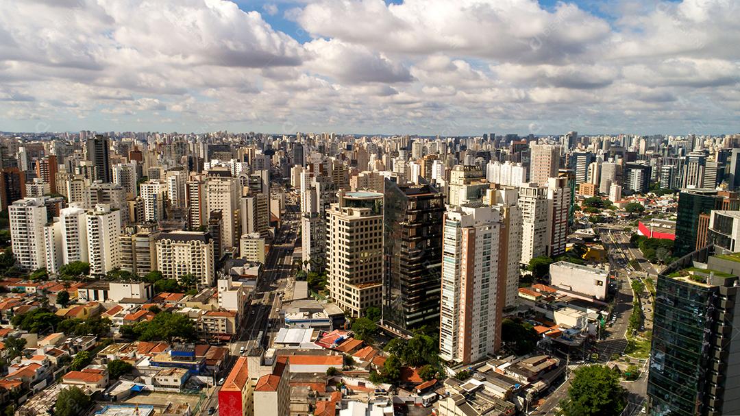 Vista aérea da cidade de São Paulo. Área de prevenção com árvores e área verde do Parque do Ibirapuera em São Paulo, Brasil JPG