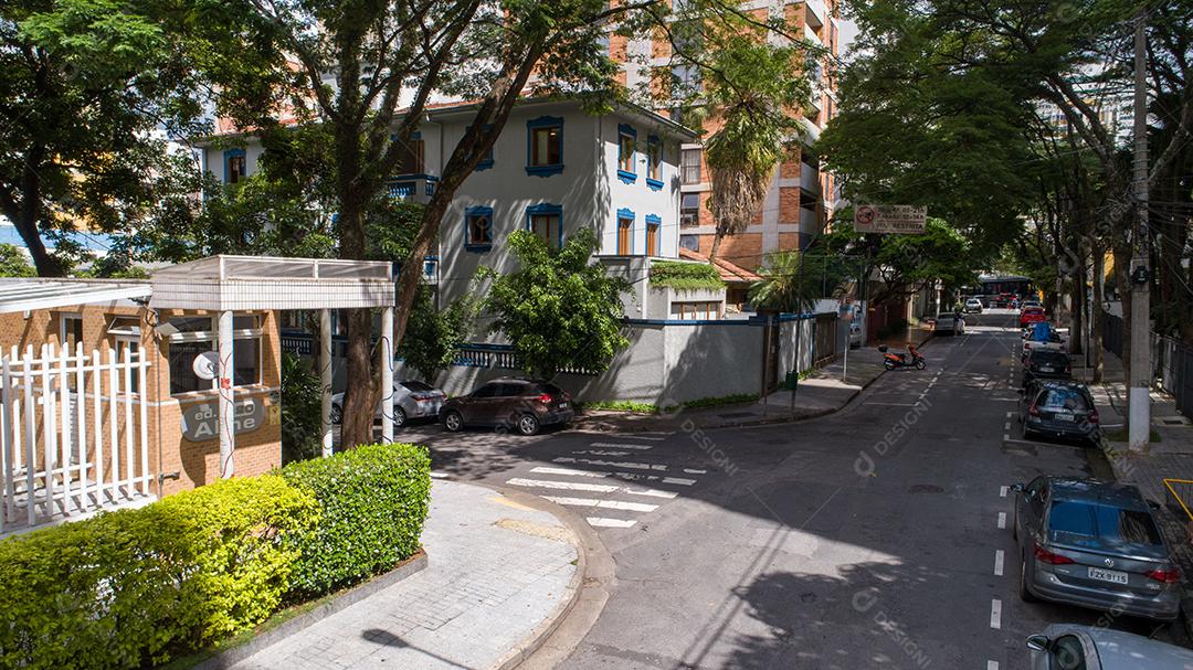 rua arborizada na região do Itaim Bibi, em São Paulo JPG