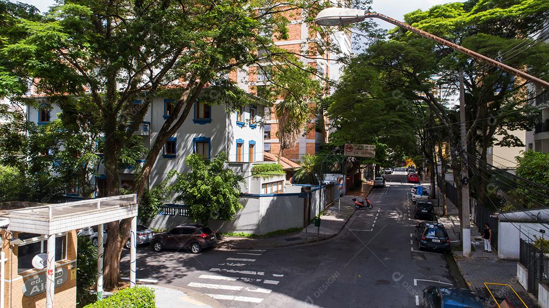 rua arborizada na região do Itaim Bibi, em São Paulo JPG