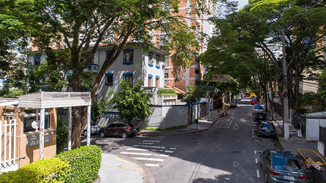 rua arborizada na região do Itaim Bibi, em São Paulo JPG