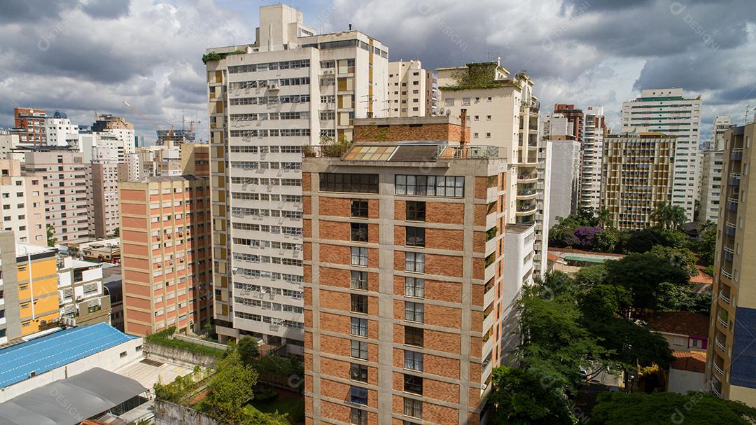 rua arborizada na região do Itaim Bibi, em São Paulo JPG