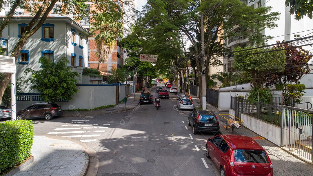 rua arborizada na região do Itaim Bibi, em São Paulo JPG