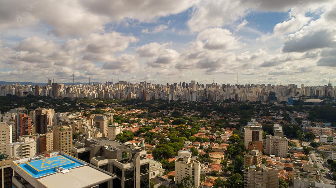 Vista aérea da cidade de São Paulo. Área de prevenção com árvores e área verde do Parque do Ibirapuera em São Paulo, Brasil JPG