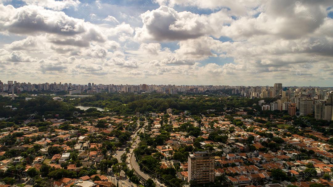 Vista aérea da cidade de São Paulo. Área de prevenção com árvores e área verde do Parque do Ibirapuera em São Paulo, Brasil JPG