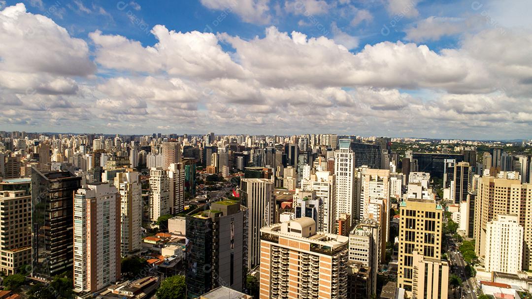 Vista aérea da cidade de São Paulo. Área de prevenção com árvores e área verde do Parque do Ibirapuera em São Paulo, Brasil JPG