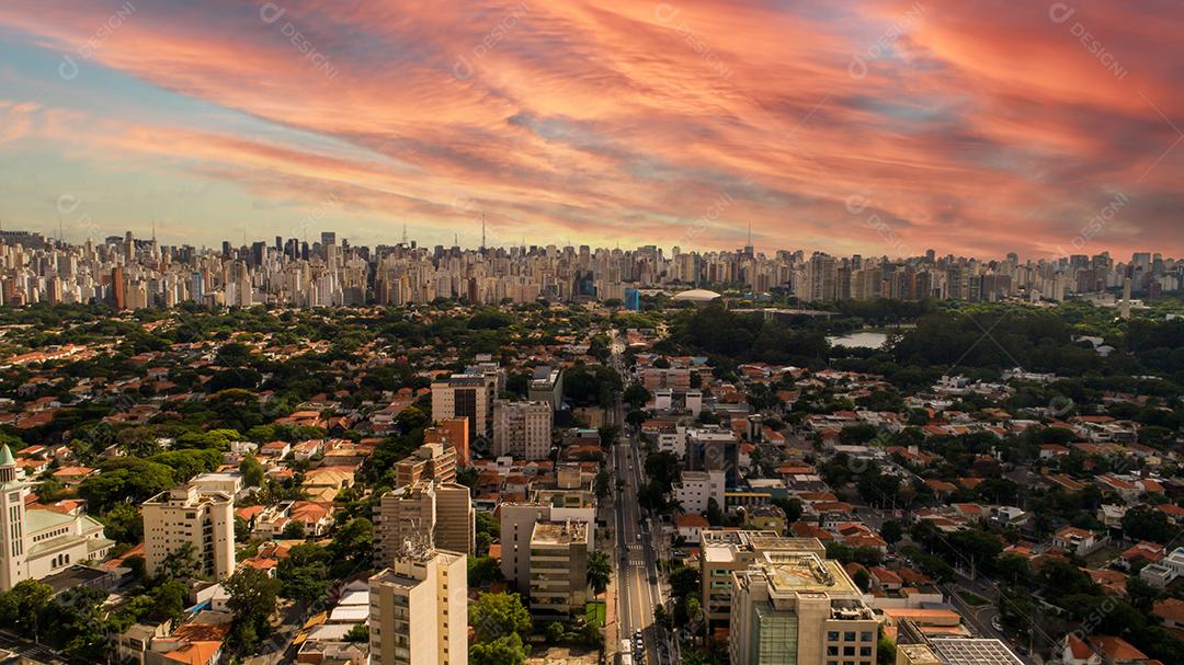 Vista aérea da cidade de São Paulo. Área de prevenção com árvores e área verde do Parque do Ibirapuera em São Paulo, Brasil JPG