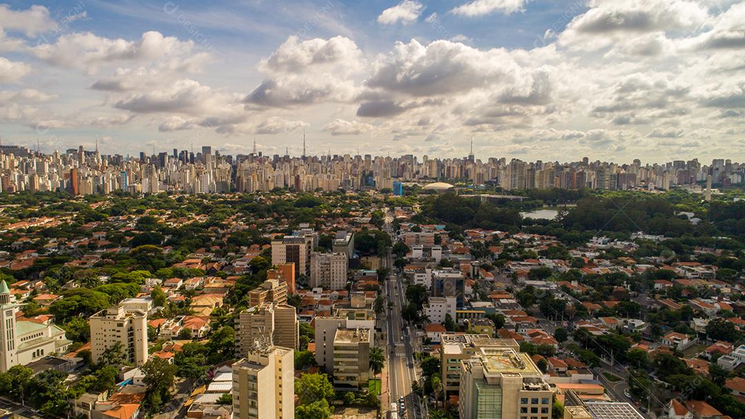 Vista aérea da cidade de São Paulo. Área de prevenção com árvores e área verde do Parque do Ibirapuera em São Paulo, Brasil JPG