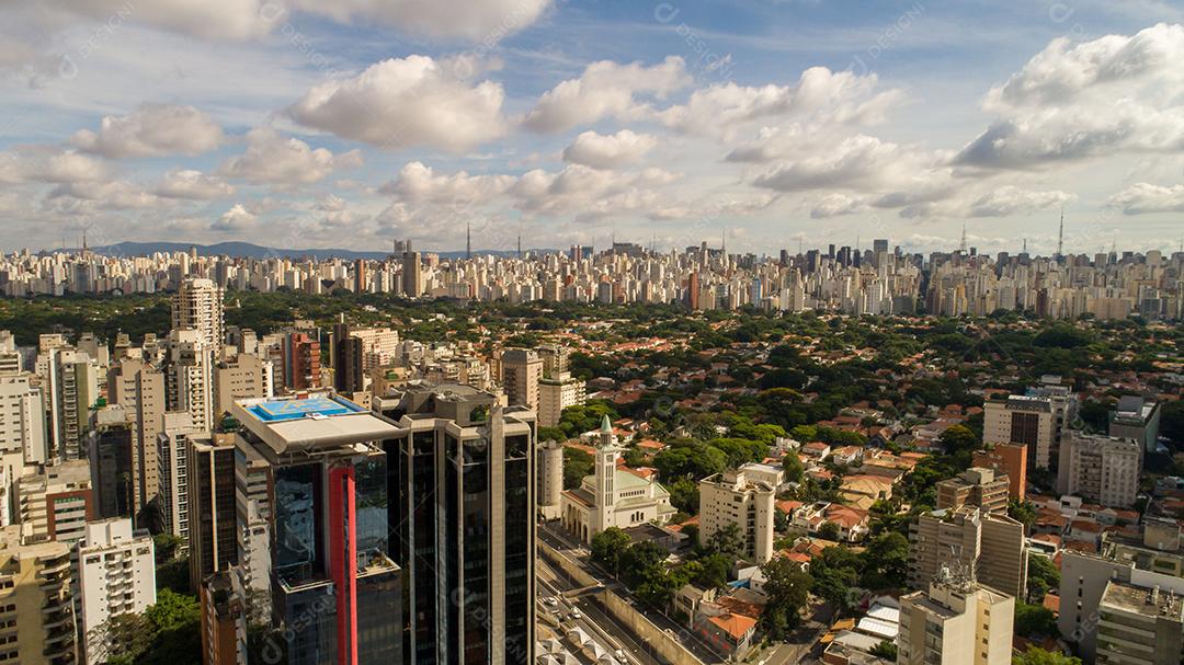 Vista aérea da cidade de São Paulo. Área de prevenção com árvores e área verde do Parque do Ibirapuera em São Paulo, Brasil JPG