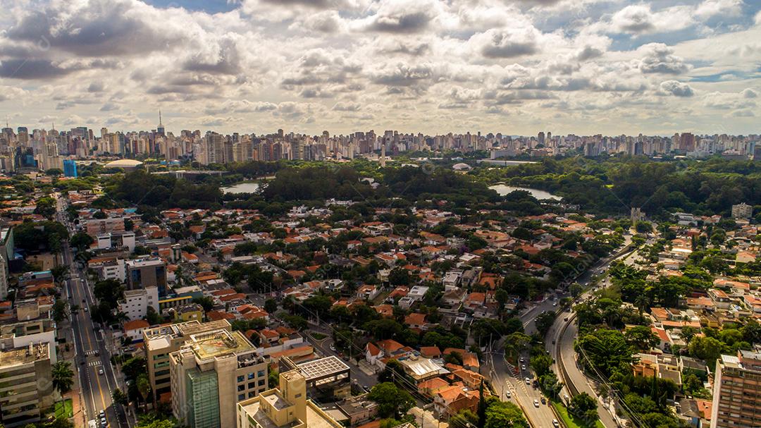 Vista aérea da cidade de São Paulo. Área de prevenção com árvores e área verde do Parque do Ibirapuera em São Paulo, Brasil JPG