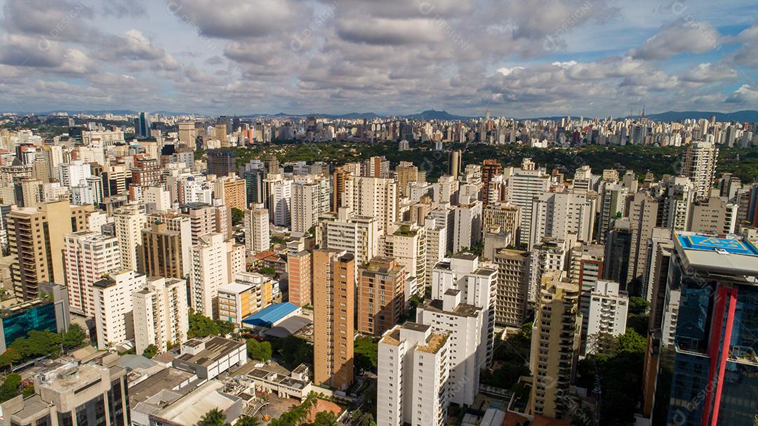 Vista aérea da cidade de São Paulo. Área de prevenção com árvores e área verde do Parque do Ibirapuera em São Paulo, Brasil JPG