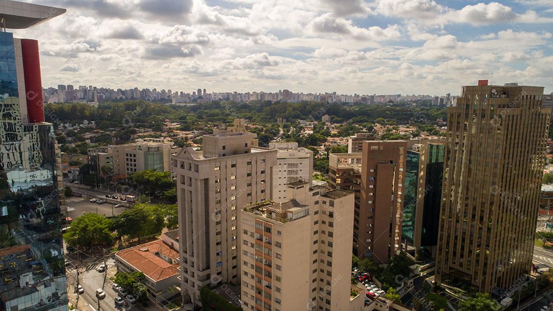 Vista aérea da cidade de São Paulo. Área de prevenção com árvores e área verde do Parque do Ibirapuera em São Paulo, Brasil JPG