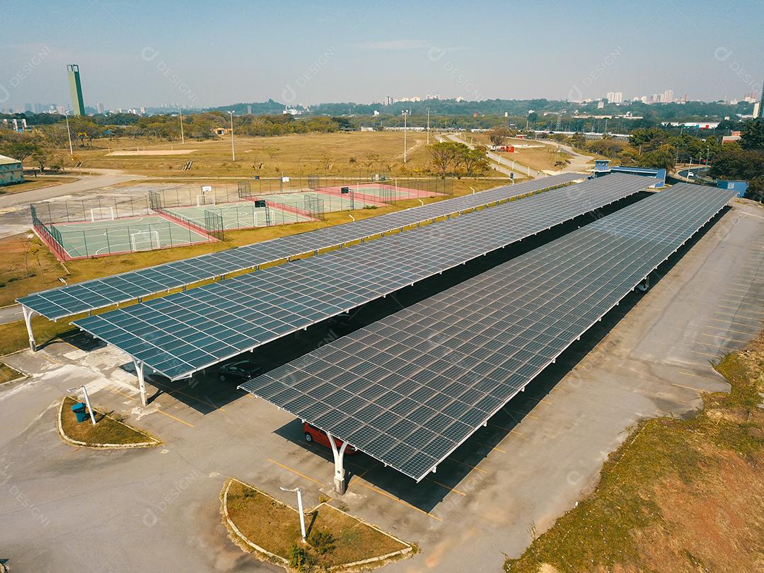 Painéis solares em São Paulo, na região de Pinheiros. No parque Villa Lobos. Energia sustentável JPG