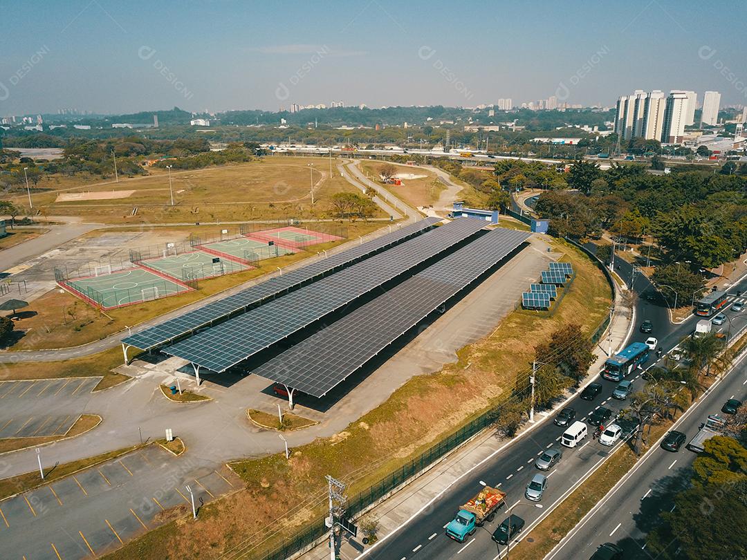 Painéis solares em São Paulo, na região de Pinheiros. No parque Villa Lobos. Energia sustentável JPG