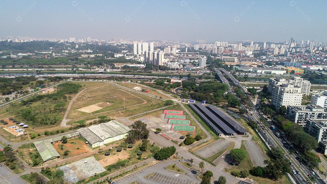Painéis solares em São Paulo, na região de Pinheiros. No parque Villa Lobos. Energia sustentável JPG