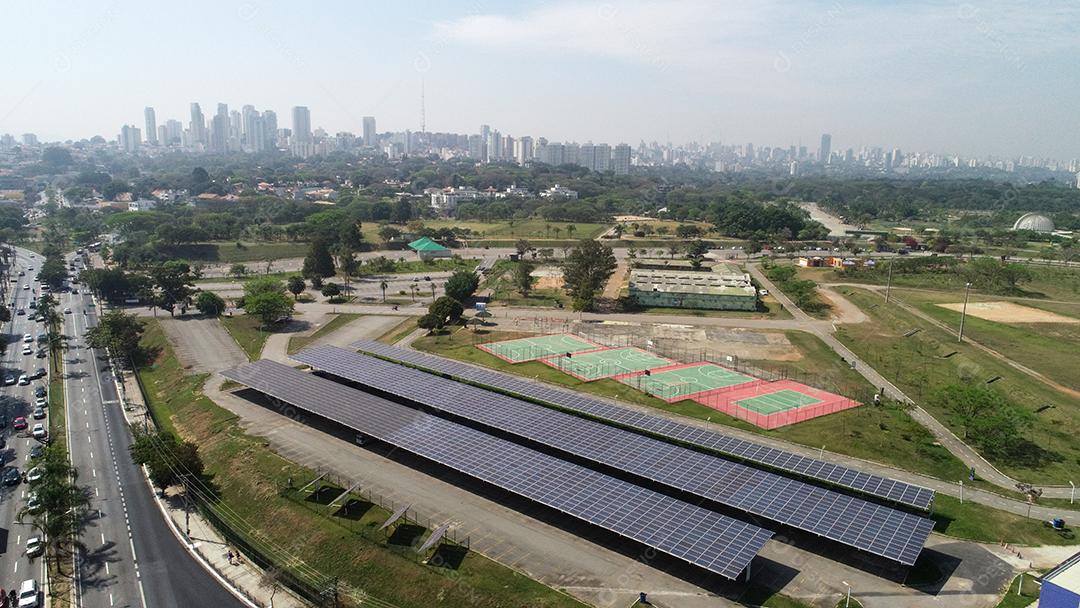 Painéis solares em São Paulo, na região de Pinheiros. No parque Villa Lobos. Energia sustentável JPG