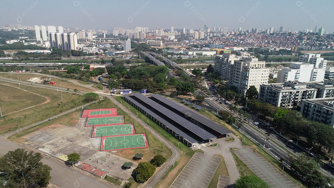 Painéis solares em São Paulo, na região de Pinheiros. No parque Villa Lobos. Energia sustentável JPG