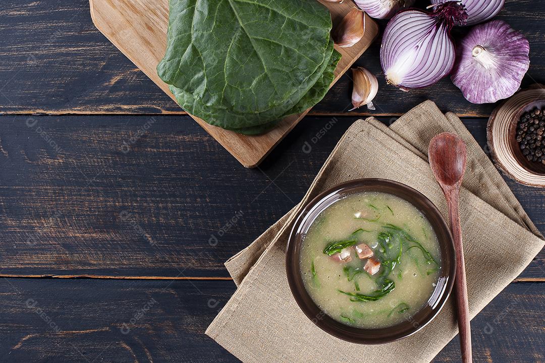 Prato popular da culinária portuguesa chamado Caldo Verde JPG