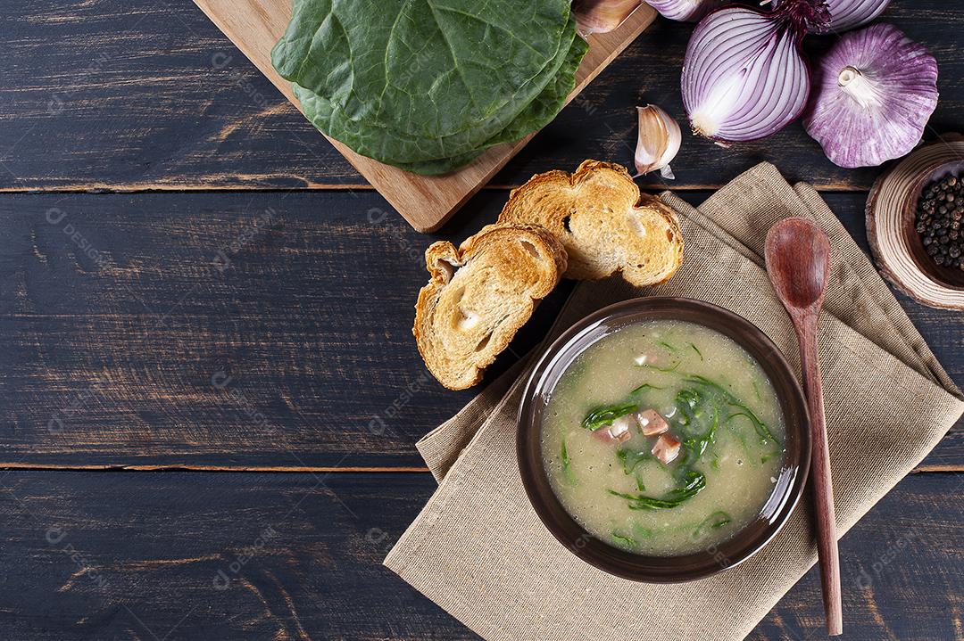 Prato popular da culinária portuguesa chamado Caldo Verde JPG