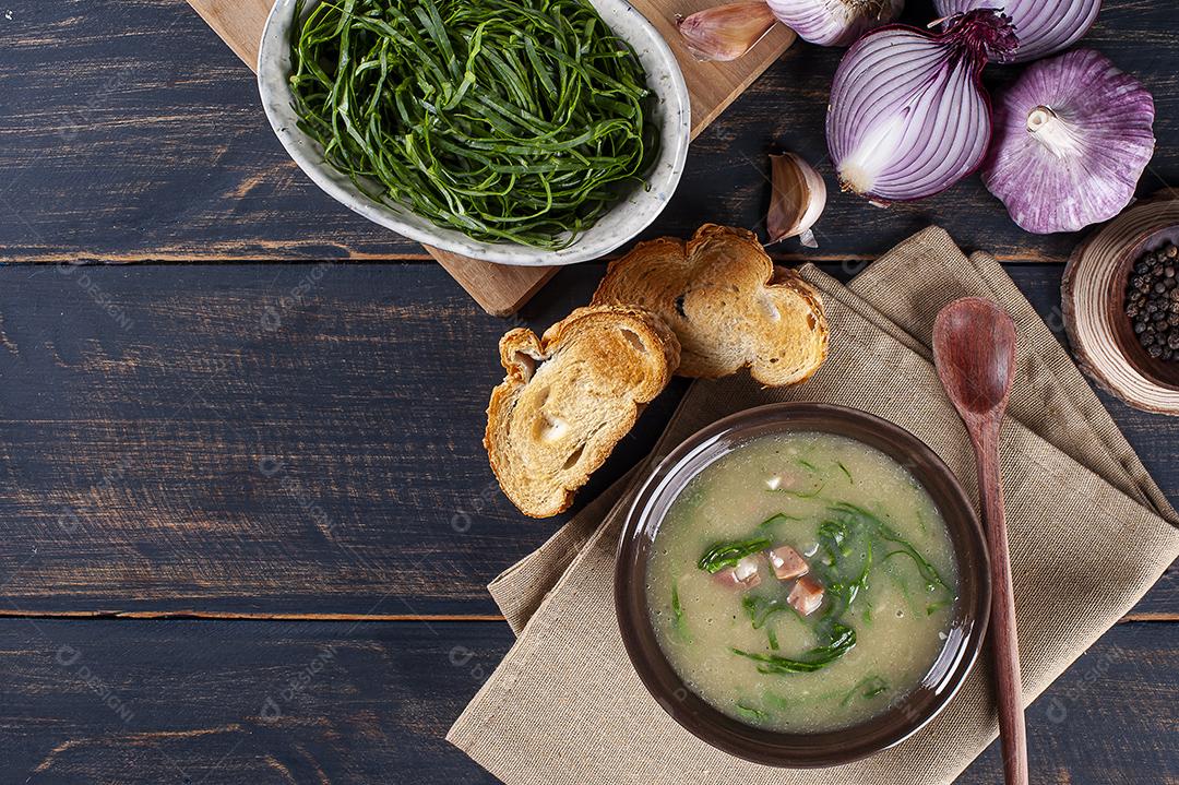 Prato popular da culinária portuguesa chamado Caldo Verde JPG