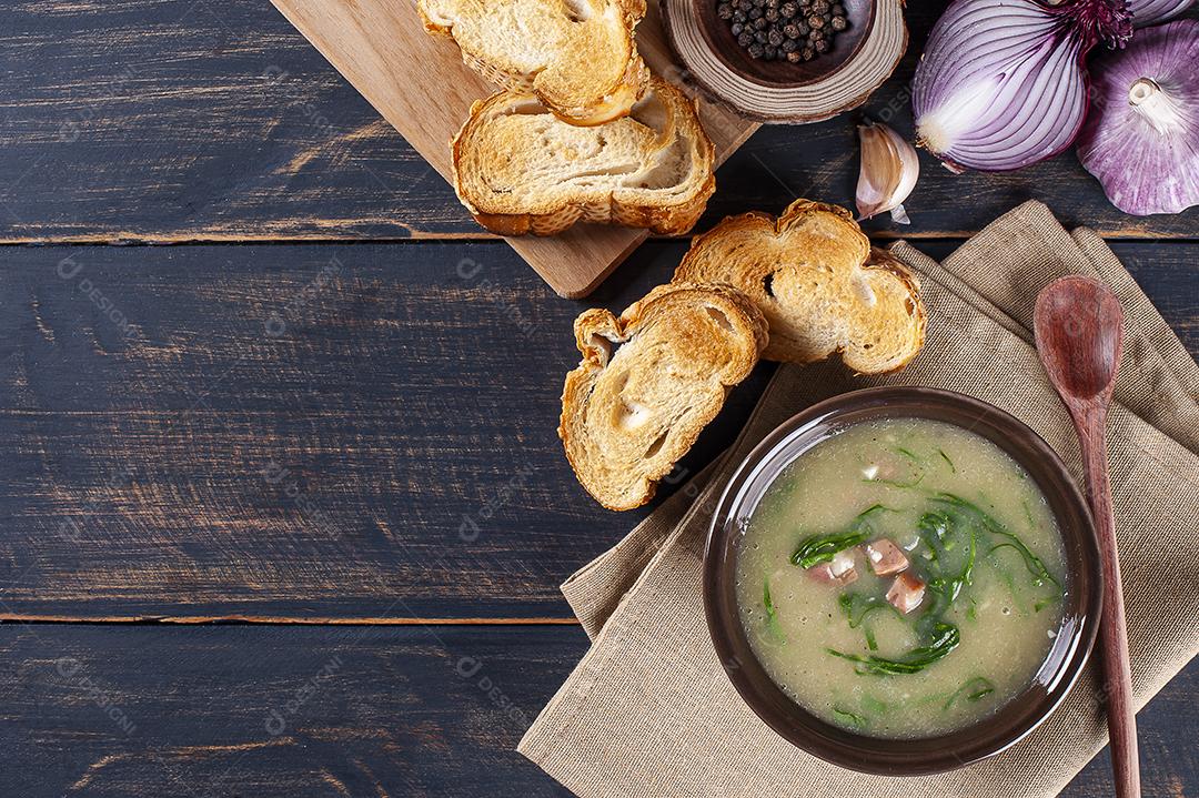 Prato popular da culinária portuguesa chamado Caldo Verde JPG