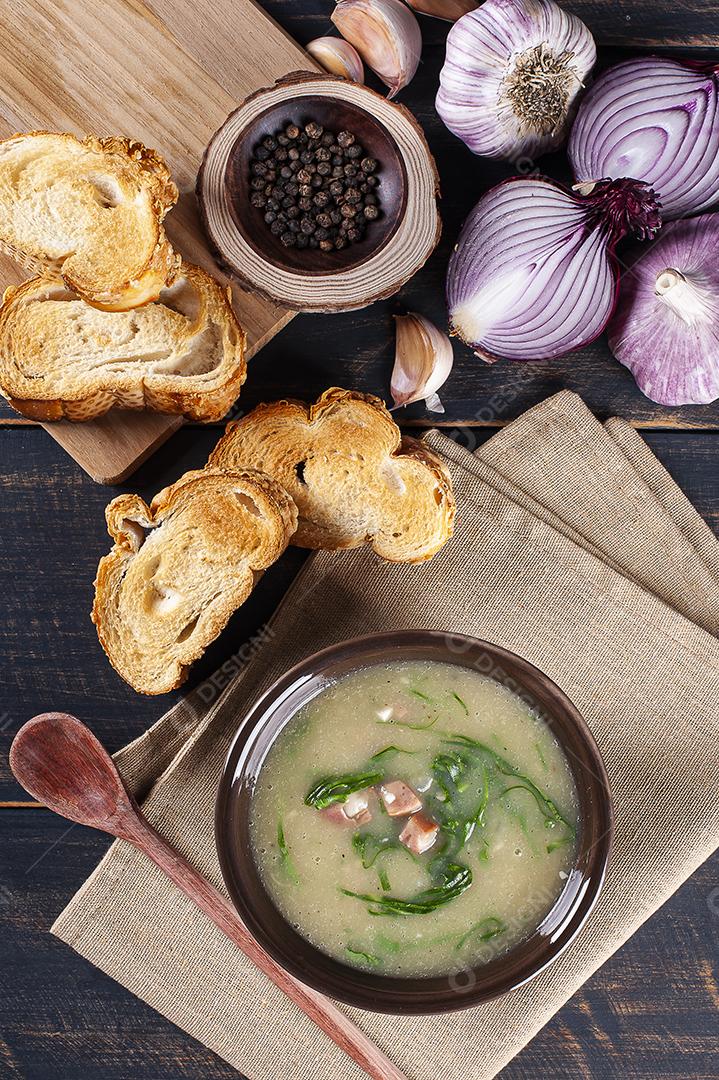 Prato popular da culinária portuguesa chamado Caldo Verde JPG