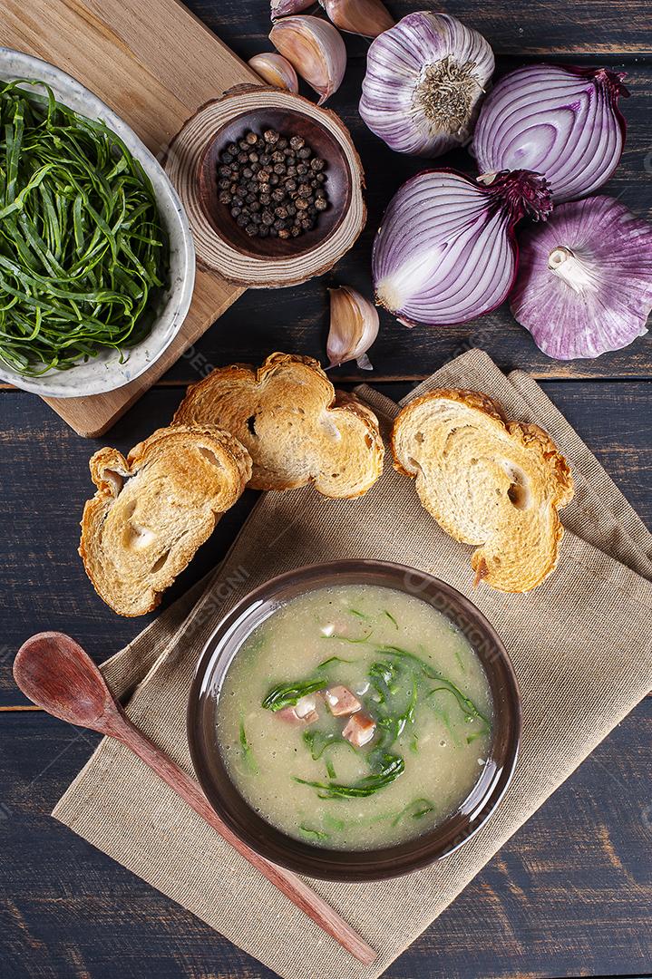 Prato popular da culinária portuguesa chamado Caldo Verde JPG