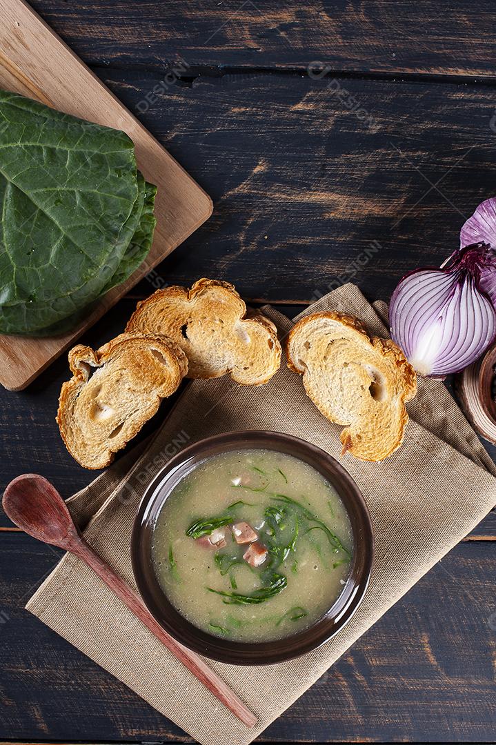 Prato popular da culinária portuguesa chamado Caldo Verde JPG