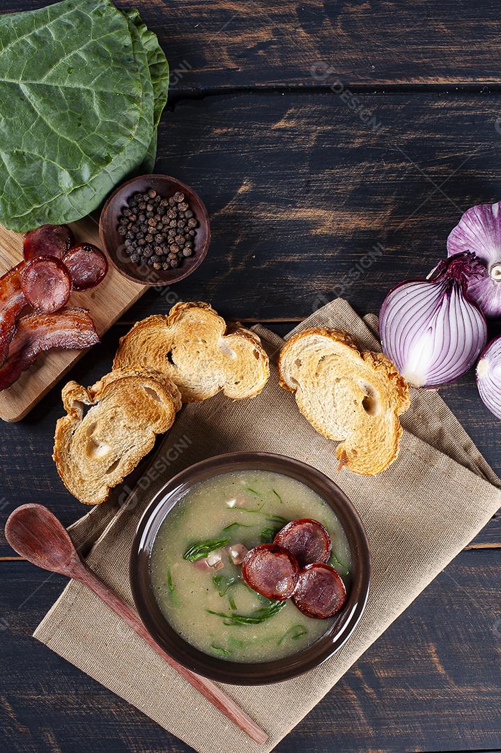 Prato popular da culinária portuguesa chamado Caldo Verde JPG