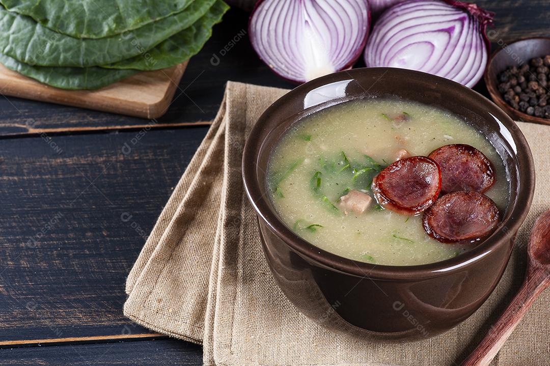 Prato popular da culinária portuguesa chamado Caldo Verde JPG