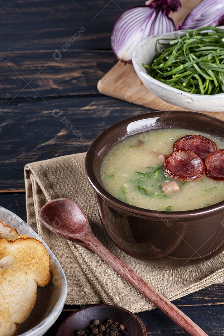 Prato popular da culinária portuguesa chamado Caldo Verde JPG